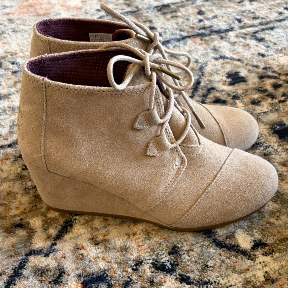 TOMS Taupe Suede Lace-Up Ankle Boots Women’s 9 Wide (9W)